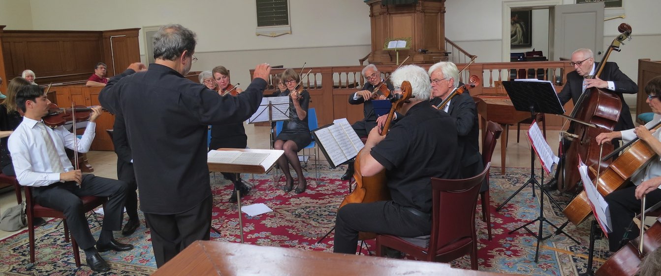 Het orkest tijdens een optreden in de Waalse Kerk Het orkest tijdens een optreden in de Waalse Kerk